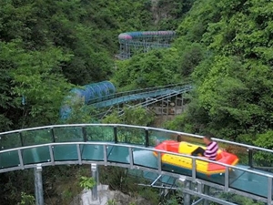 貴州遵義思達樂園玻璃漂流